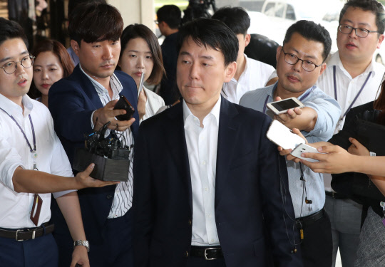 수십억원대 횡령 등의 혐의로 피소된 프로야구 넥센 히어로즈의 이장석 대표가 8일 오전 피고소인 신분으로 조사를 받기 위해  서울 서초구 서울중앙지검으로 들어서고 있다. 사진=연합뉴스